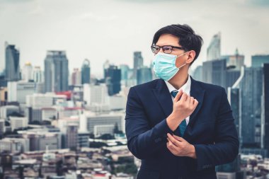 Coronavirus veya COVID-19 yüzünden yüz maskesi olan genç bir ofis çalışanı. Coronavirus veya COVID-19 'un yayılmasını engellemek ve işletmeyi yeniden açmak için koruyucu çalışma ortamı kavramı.