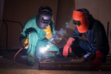 Metal kaynak çeliği, fabrikada çelik kaynaklamak için elektrikli yay kaynak makinesi kullanır. El becerisi iş gücü kavramına göre metal imalatı ve inşaat bakım hizmeti.