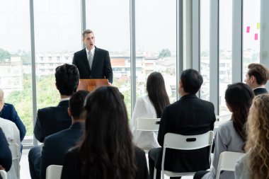 Bir grup iş adamı seminer konferansında toplanıyor. Seyirciler, çalışanların eğitim seanslarındaki eğitmenleri dinliyor. Uzman konuşmacı ile ofis çalışanları toplantısı .