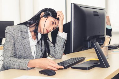 Kulaklık takan iş adamları ofiste çalışırken mutsuz hissediyorlar. Başarısızlık olumsuz üzüntü duygusu konsepti çağrı merkezi, tele pazarlama ve finansal ekonomideki müşteri destek krizi çöküş .