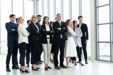 Başarılı iş adamları, işçi toplumunun güçlü ilişkilerini göstermek için bir arada duruyorlar. Modern ofiste güçlü bir takım çalışması sergileyen iş adamı ve iş kadınlarından oluşan bir ekip..