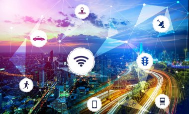 Gelecekteki araba trafiği için akıllı ulaşım teknolojisi kavramı. Sanal akıllı sistem, şehir sokaklarındaki araç verilerini birbirine bağlamak için dijital bilgi analizi yapıyor. Gelecekteki yenilik .