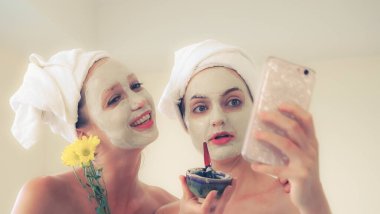 Güzeller güzeli kadın, sağlık merkezindeki profesyonel dermatologdan yüz temizleme tedavisi görüyor. Yaşlanma önleyici, yüz bakımı ve lüks yaşam tarzı konsepti.