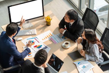Zeki iş adamı ve iş kadını modern ofis içinde grup toplantılarında konuşuyorlar. İş ortaklığı stratejik planlama ve iş arkadaşlarının beyin fırtınası.