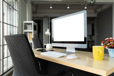 Tasarım için boş bilgisayar monitörü modern küçük ofis içi ya da ev içi ofislerde şablon oluşturur. Yaratıcı meslek için şık bir iş yeri.