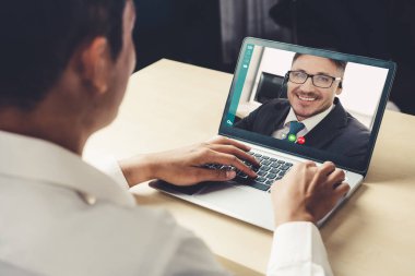 Sanal işyerinde ya da ücra bir ofiste iş görüşmeleri. Profesyonel iş dünyasındaki iş arkadaşınla iletişim kurmak için akıllı video teknolojisi kullanan telekonferans görüşmesi..