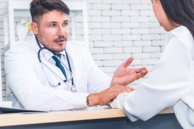 Profesyonel üniformalı doktor hastanedeki ya da klinikteki hastayı muayene ediyor. Sağlık, sağlık ve doktor hizmetleri konsepti.