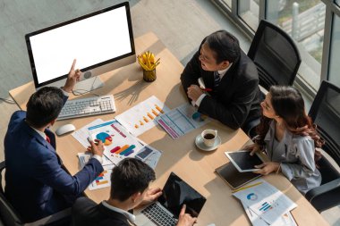 Zeki iş adamı ve iş kadını modern ofis içinde grup toplantılarında konuşuyorlar. İş ortaklığı stratejik planlama ve iş arkadaşlarının beyin fırtınası.