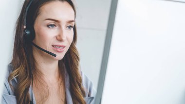 Ofiste çalışan kulaklık takan işadamları uzak müşteri ya da meslektaşlarını desteklemek için çalışıyorlar. Arama merkezi, tele pazarlama, müşteri destek acentesi telefon görüşmesinde hizmet sunar.