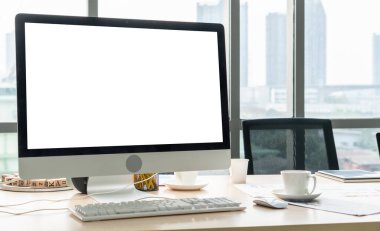 Tasarım için boş bilgisayar monitörü modern küçük ofis içi ya da ev içi ofislerde şablon oluşturur. Yaratıcı meslek için şık bir iş yeri.