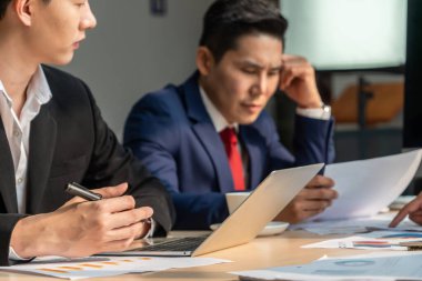 Mutsuz iş adamları ofiste iş sorununu tartışıyorlar. İşletme iflas ve kayıp kavramı .