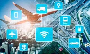 Gelecekteki araba trafiği için akıllı ulaşım teknolojisi kavramı. Sanal akıllı sistem, şehir sokaklarındaki araç verilerini birbirine bağlamak için dijital bilgi analizi yapıyor. Gelecekteki yenilik .