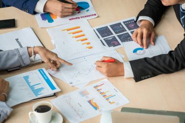 Zeki iş adamı ve iş kadını modern ofis içinde grup toplantılarında konuşuyorlar. İş ortaklığı stratejik planlama ve iş arkadaşlarının beyin fırtınası.