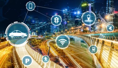 Gelecekteki araba trafiği için akıllı ulaşım teknolojisi kavramı. Sanal akıllı sistem, şehir sokaklarındaki araç verilerini birbirine bağlamak için dijital bilgi analizi yapıyor. Gelecekteki yenilik .