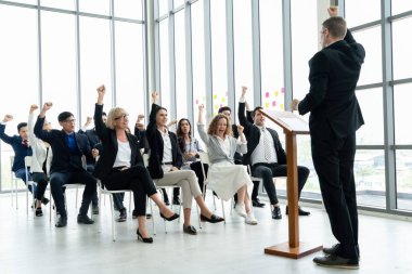 Bir grup iş adamı seminer konferansında toplanıyor. Seyirciler, çalışanların eğitim seanslarındaki eğitmenleri dinliyor. Uzman konuşmacı ile ofis çalışanları toplantısı .