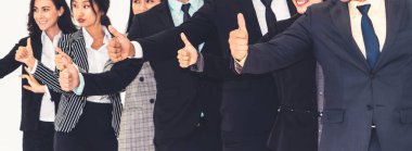 Başarılı iş adamları, işçi toplumunun güçlü ilişkilerini göstermek için bir arada duruyorlar. Modern ofiste güçlü bir takım çalışması sergileyen iş adamı ve iş kadınlarından oluşan bir ekip..