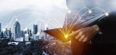 Modern yaratıcı iletişim ve internet ağı akıllı şehirde birleşir. 5G kablosuz dijital bağlantı ve gelecekteki şeylerin interneti kavramı.