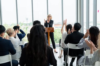 Bir grup iş adamı seminer konferansında toplanıyor. Seyirciler, çalışanların eğitim seanslarındaki eğitmenleri dinliyor. Uzman konuşmacı ile ofis çalışanları toplantısı .