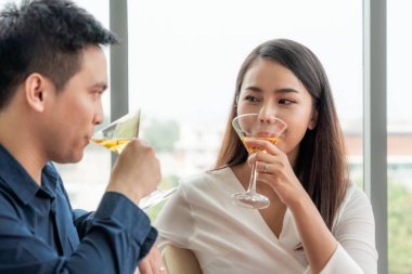 Restoranda yemek yiyen mutlu romantik çift. Çift yıldönümü kutlaması ve yaşam tarzı .
