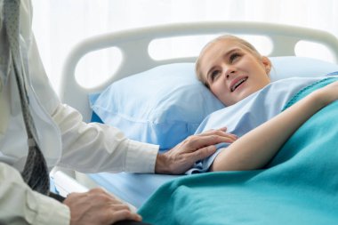 Profesyonel üniformalı doktor hastanedeki ya da klinikteki hastayı muayene ediyor. Sağlık, sağlık ve doktor hizmetleri konsepti.