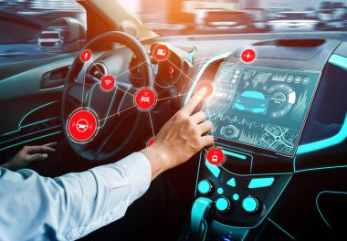 Otomatik kontrol sistemi için fütüristik gösterge paneli olan sürücüsüz bir araba. İnsan sürücüsü olmadan araba sürmek için yapay zeka sensörü kullanan kokpit HUD teknolojisi. .