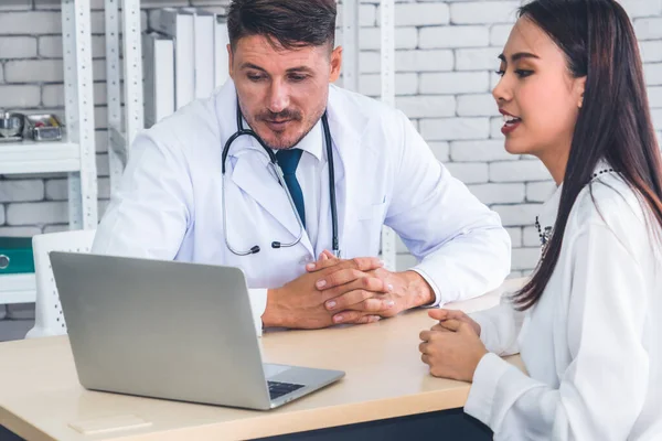 Médico Uniforme Profesional Examinando Paciente Hospital Clínica Médica Concepto Servicio — Foto de Stock