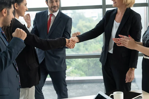 Zakenmensen Handdruk Het Hoofdkantoor Tonen Professionele Overeenstemming Een Financiële Deal — Stockfoto