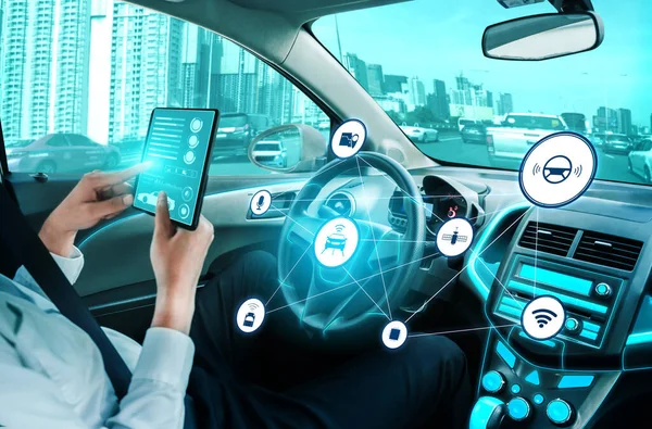 无驱动汽车内部与未来的仪表板自动控制系统 利用人工智能传感器驱动无人驾驶汽车驾驶舱Hud技术的内部视图 — 图库照片