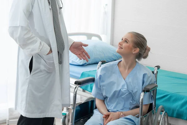 Doutor Uniforme Profissional Examinando Paciente Hospital Clínica Médica Conceito Serviço — Fotografia de Stock