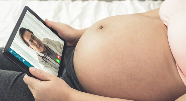 Videollamada Familiares Mujeres Embarazadas Mientras Permanecen Seguras Casa Durante Brote —  Fotos de Stock
