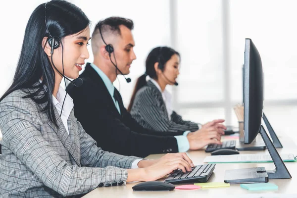 Affärsmän Som Bär Headset Arbetar Kontoret För Att Stödja Fjärrkund — Stockfoto