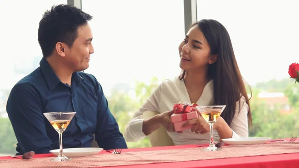 Romantisches Paar Beschenkt Liebhaber Restaurant Lebensstil Glücklicher Paare — Stockfoto