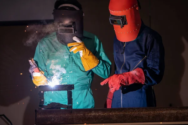 Las Obras Acero Soldadura Del Metal Usando Máquina Eléctrica Soldadura —  Fotos de Stock