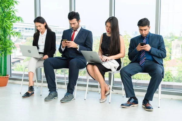 Arbeitssuchende Und Bewerber Warten Auf Bürostühlen Auf Ein Vorstellungsgespräch Qualifizierungskonzept — Stockfoto