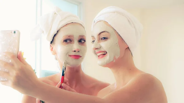 Mooie Vrouw Met Een Gezichtsverzorging Cosmetische Scrub Behandeling Van Professionele — Stockfoto