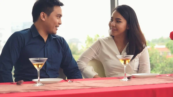 Feliz Pareja Romántica Almorzando Restaurante Celebración Del Aniversario Pareja Estilo —  Fotos de Stock