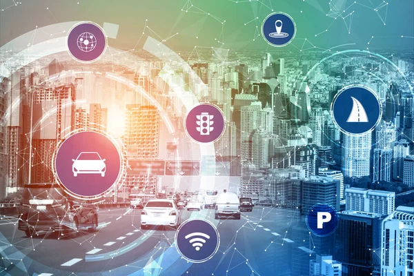 Gelecekteki araba trafiği için akıllı ulaşım teknolojisi kavramı. Sanal akıllı sistem, şehir sokaklarındaki araç verilerini birbirine bağlamak için dijital bilgi analizi yapıyor. Gelecekteki yenilik .