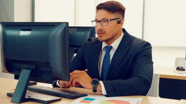 Gente Negocios Que Usa Auriculares Trabajando Oficina Para Apoyar Clientes —  Fotos de Stock