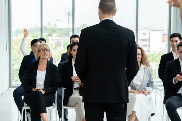 Grupo Empresários Reunidos Uma Conferência Seminário Audiência Ouvindo Instrutor Sessão — Fotografia de Stock