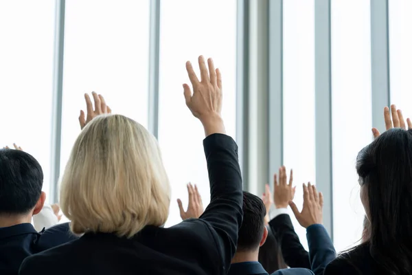 Gruppe Von Geschäftsleuten Trifft Sich Einer Seminarkonferenz Das Publikum Hört — Stockfoto