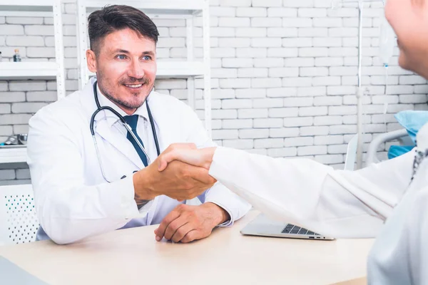 Medico Uniforme Professionale Che Esamina Paziente Ospedale Clinica Medica Concetto — Foto Stock