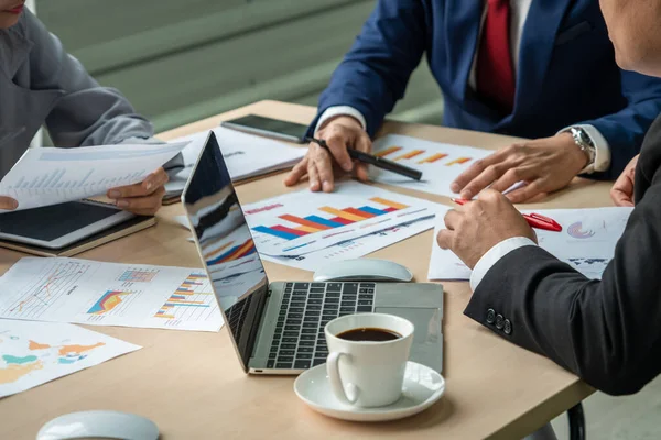 Inteligente Hombre Negocios Mujer Negocios Hablando Discusión Reunión Grupo Mesa —  Fotos de Stock