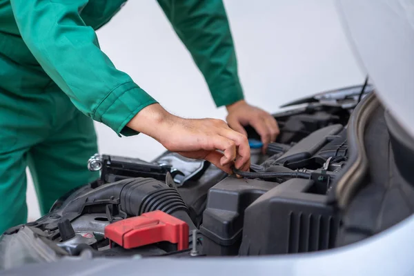 Professionelle Mechaniker Hand Die Auto Reparatur Und Wartungsservice Auto Garage — Stockfoto