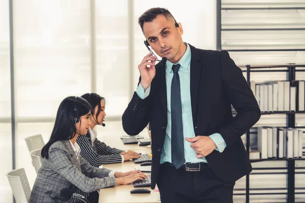 Gente Negocios Que Usa Auriculares Trabajando Oficina Para Apoyar Clientes — Foto de Stock