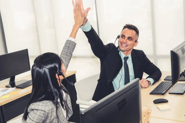 Biznesmeni Słuchawkach Świętują Pracę Biurze Call Center Telemarketing Agent Obsługi — Zdjęcie stockowe