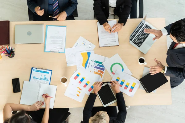 İş adamları grup toplantısı ofiste yukarıdan çekildi. İş kadınları, iş adamları ve ofis çalışanları, proje planlama belgeleriyle takım konferansında toplantı masasında çalışıyorlar. .