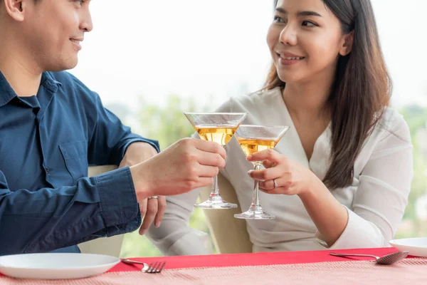Glückliches Romantisches Paar Beim Mittagessen Restaurant Ehejubiläum Und Lebensstil — Stockfoto