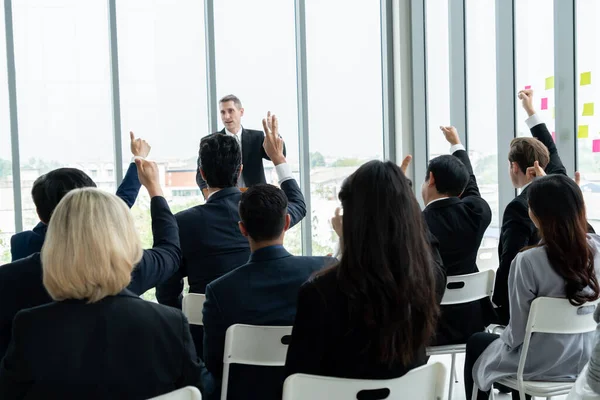 Bir grup iş adamı seminer konferansında toplanıyor. Seyirciler, çalışanların eğitim seanslarındaki eğitmenleri dinliyor. Uzman konuşmacı ile ofis çalışanları toplantısı .