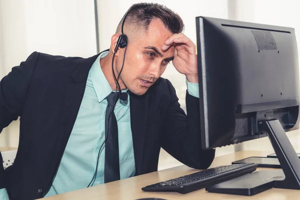 Les Gens Affaires Qui Portent Casque Sentent Malheureux Travailler Bureau — Photo