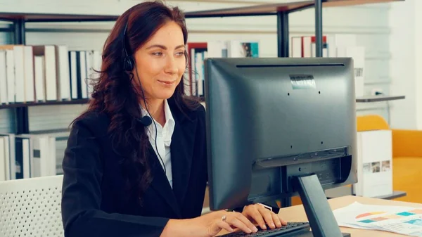 Geschäftsleute Mit Headset Arbeiten Büro Entfernte Kunden Oder Kollegen Unterstützen — Stockfoto